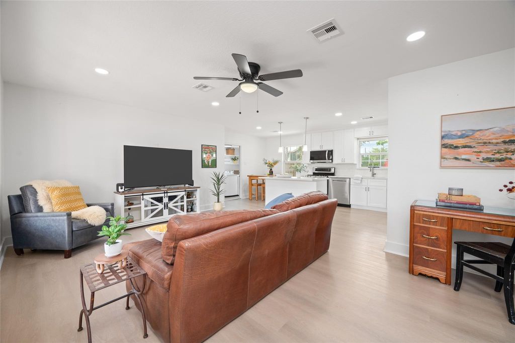 2302 Hewitt Drive, Houston, TX 77018