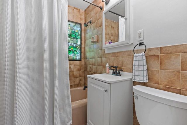 2421 W Bridge STREET, Milwaukee, WI 53221