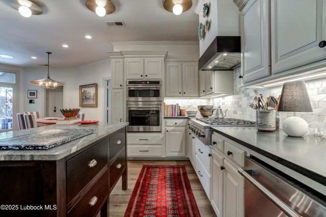 8707 Savannah Avenue, Lubbock, TX 79424