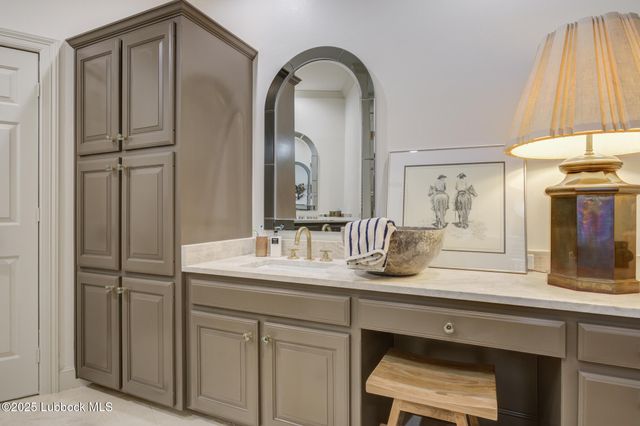 8707 Savannah Avenue, Lubbock, TX 79424