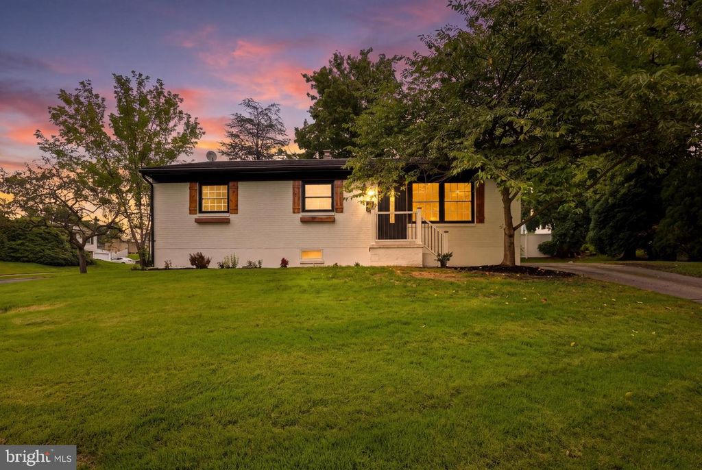 Image 1 of property listing at 861 W FOXCROFT DR, Camp Hill, PA 17011