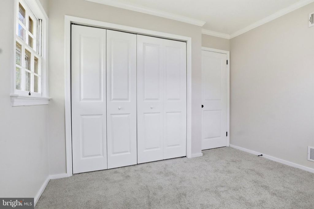 Image 17 of property listing at 861 W FOXCROFT DR, Camp Hill, PA 17011