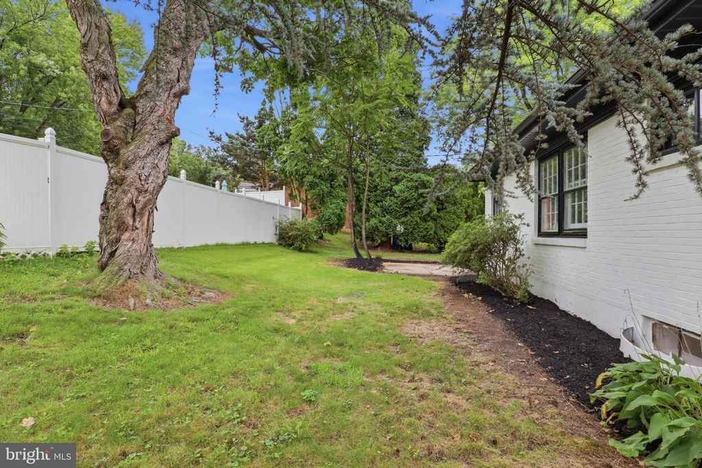 Image 32 of property listing at 861 W FOXCROFT DR, Camp Hill, PA 17011