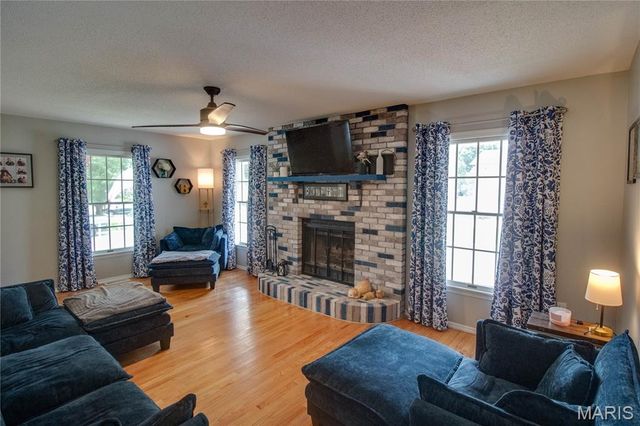 24 Islander Drive, Brighton, IL 62012