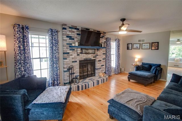 24 Islander Drive, Brighton, IL 62012