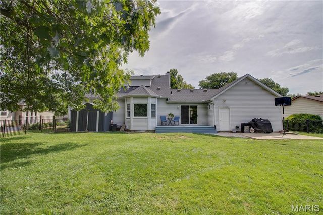 24 Islander Drive, Brighton, IL 62012