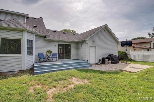 24 Islander Drive, Brighton, IL 62012