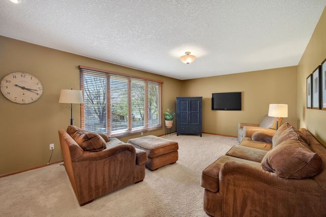15152 Hawthorn Drive, Clive, IA 50325