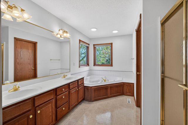 15152 Hawthorn Drive, Clive, IA 50325