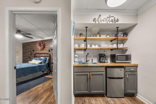 306 Baskins Creek Road, Gatlinburg, TN 37738