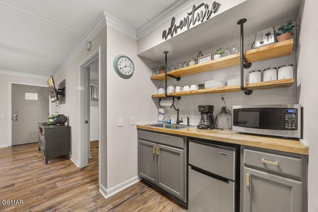 306 Baskins Creek Road, Gatlinburg, TN 37738