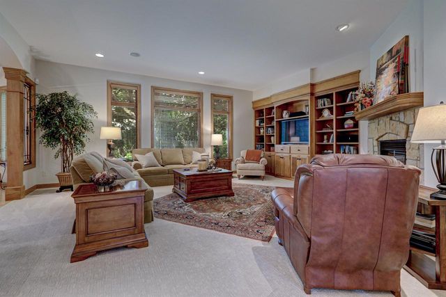422 BOSWORTH LANE, Neenah, WI 54956