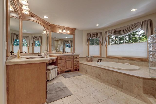 422 BOSWORTH LANE, Neenah, WI 54956