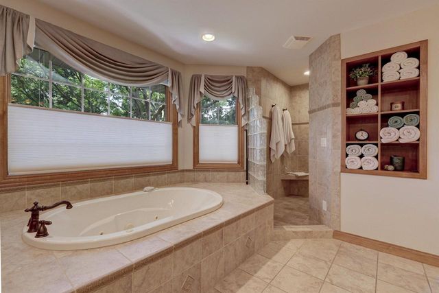 422 BOSWORTH LANE, Neenah, WI 54956