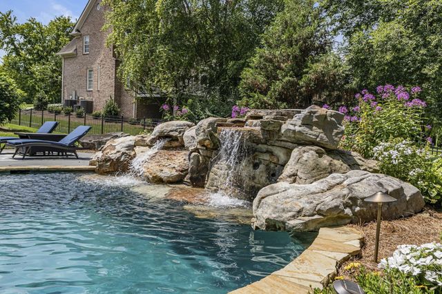 8218 Holly Rd, Brentwood, TN 37027