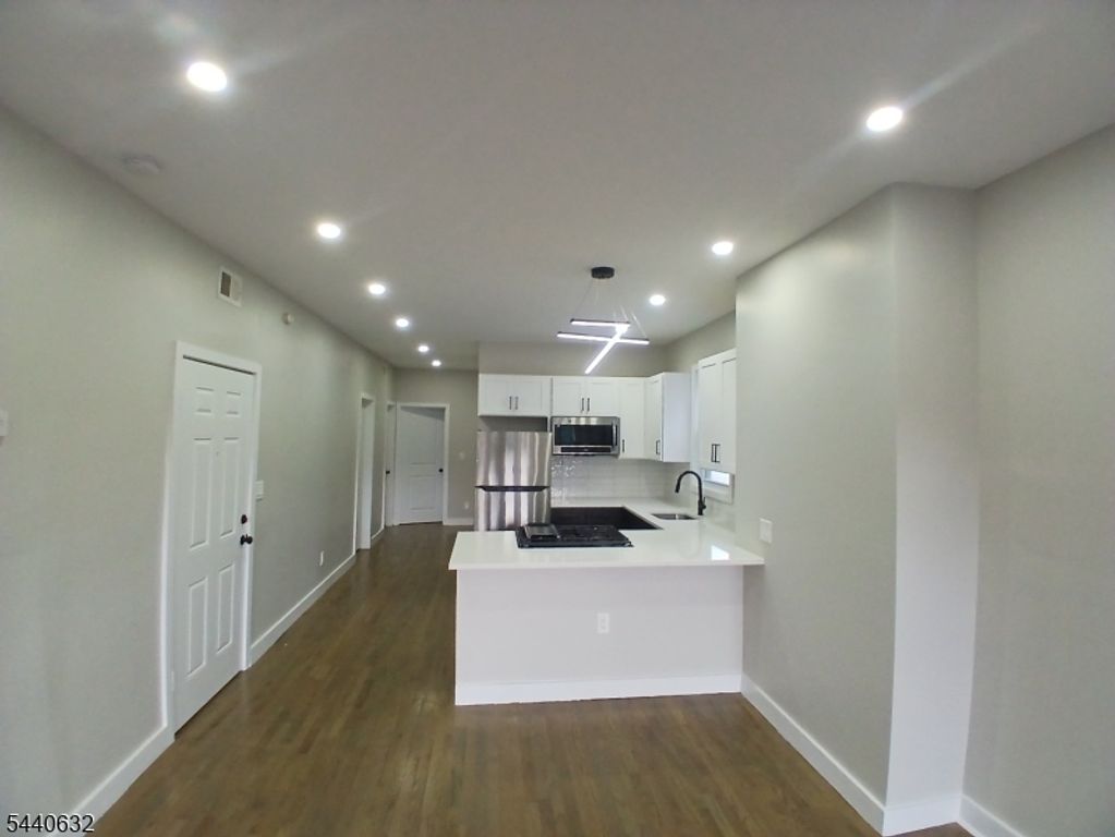 590 Hunterdon St, Newark City, NJ 07108 — photo 5