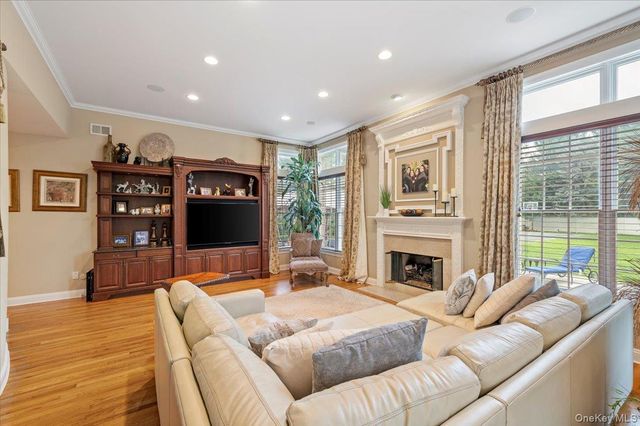 44 Legends Circle, Melville, NY 11747