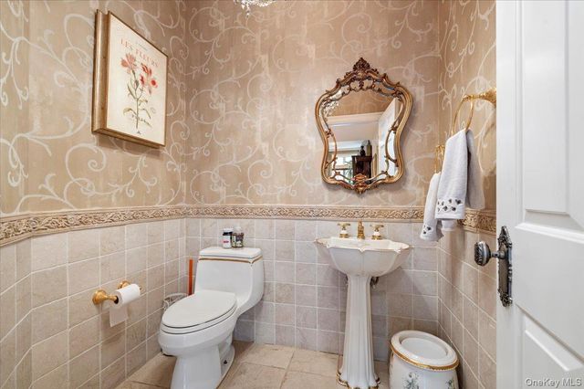 44 Legends Circle, Melville, NY 11747