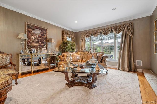 44 Legends Circle, Melville, NY 11747