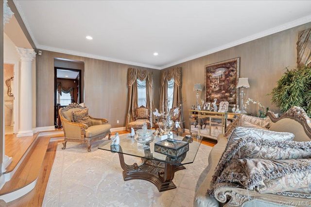 44 Legends Circle, Melville, NY 11747