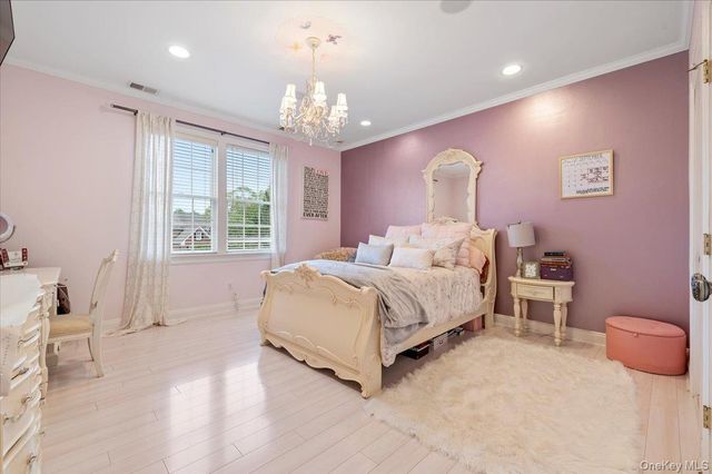 44 Legends Circle, Melville, NY 11747