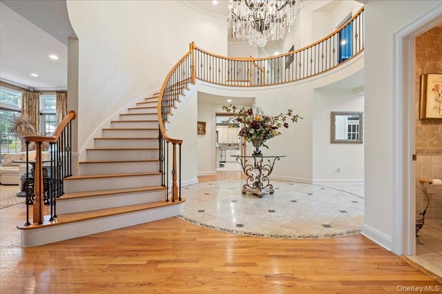 44 Legends Circle, Melville, NY 11747