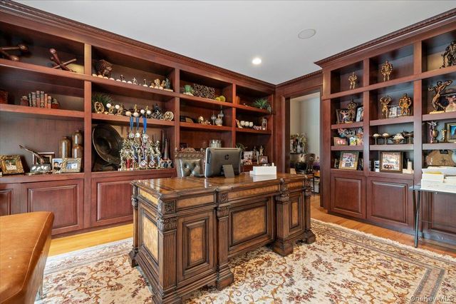 44 Legends Circle, Melville, NY 11747