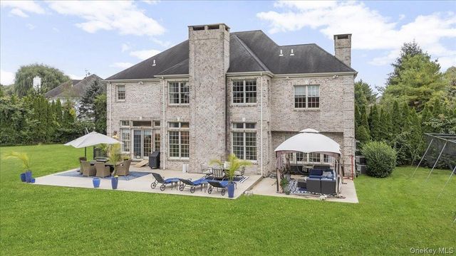 44 Legends Circle, Melville, NY 11747