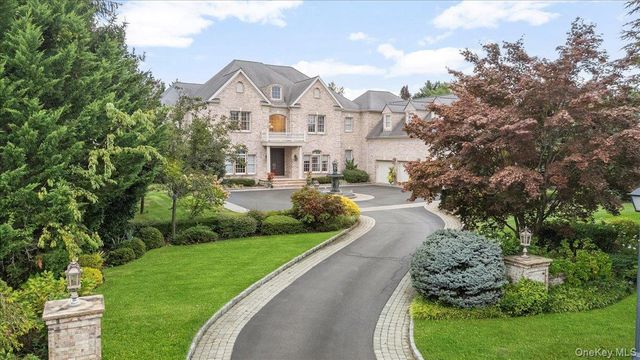 44 Legends Circle, Melville, NY 11747