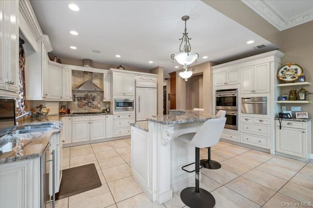 44 Legends Circle, Melville, NY 11747