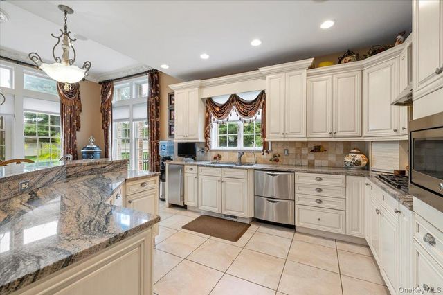 44 Legends Circle, Melville, NY 11747