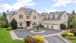 44 Legends Circle, Melville, NY 11747