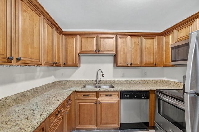 810 Lake Shore Dr 40, Lake Park, FL 33403