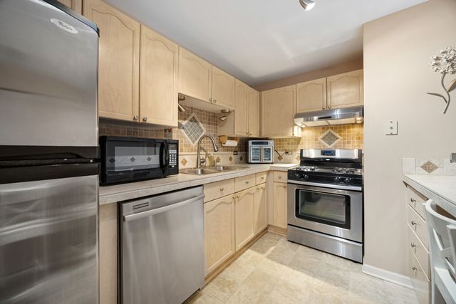 815 Leicester Road 114A, Elk Grove Village, IL 60007