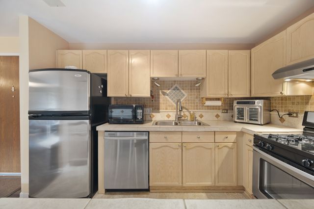 815 Leicester Road 114A, Elk Grove Village, IL 60007