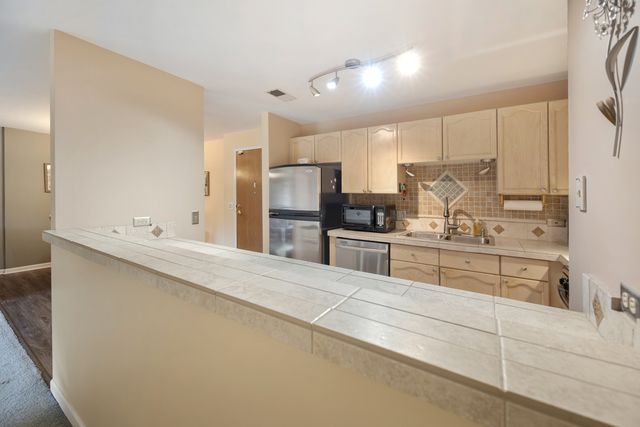 815 Leicester Road 114A, Elk Grove Village, IL 60007