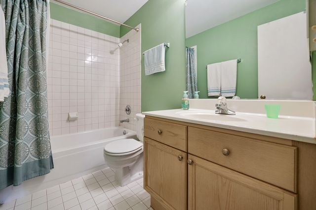 815 Leicester Road 114A, Elk Grove Village, IL 60007