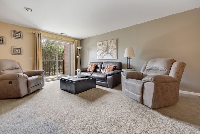 815 Leicester Road 114A, Elk Grove Village, IL 60007