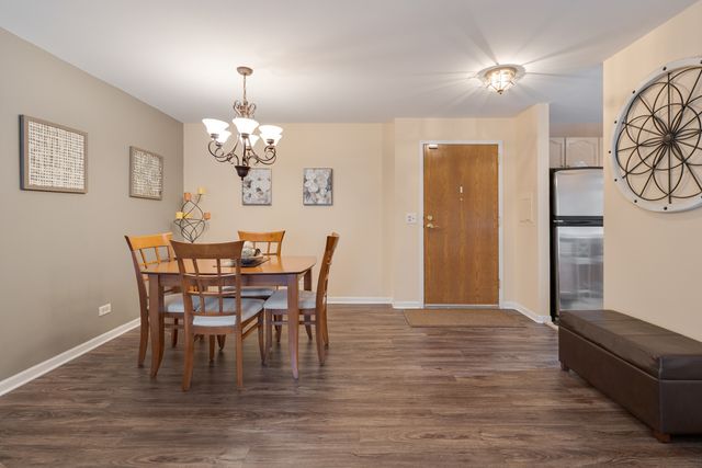 815 Leicester Road 114A, Elk Grove Village, IL 60007