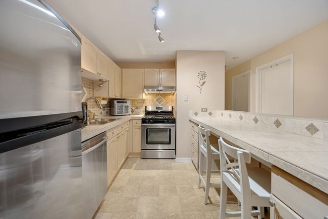 815 Leicester Road 114A, Elk Grove Village, IL 60007