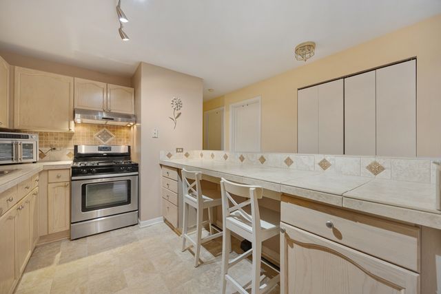 815 Leicester Road 114A, Elk Grove Village, IL 60007