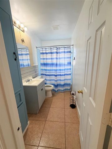 207 Inwood Lane, Highlands, TX 77562