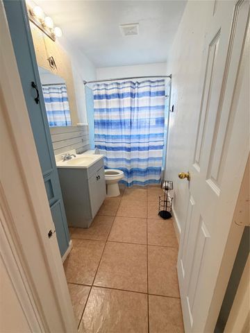 207 Inwood Lane, Highlands, TX 77562