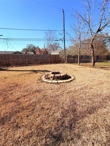 207 Inwood Lane, Highlands, TX 77562