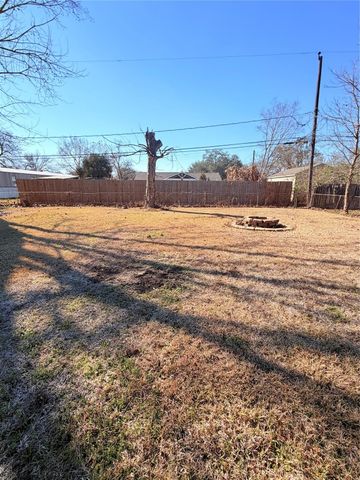 207 Inwood Lane, Highlands, TX 77562