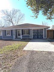 207 Inwood Lane, Highlands, TX 77562