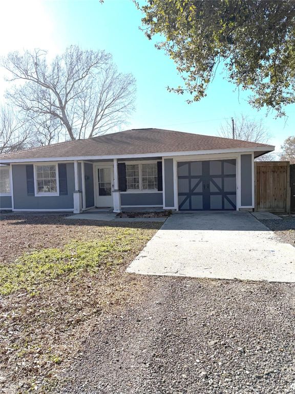 207 Inwood Lane, Highlands, TX 77562