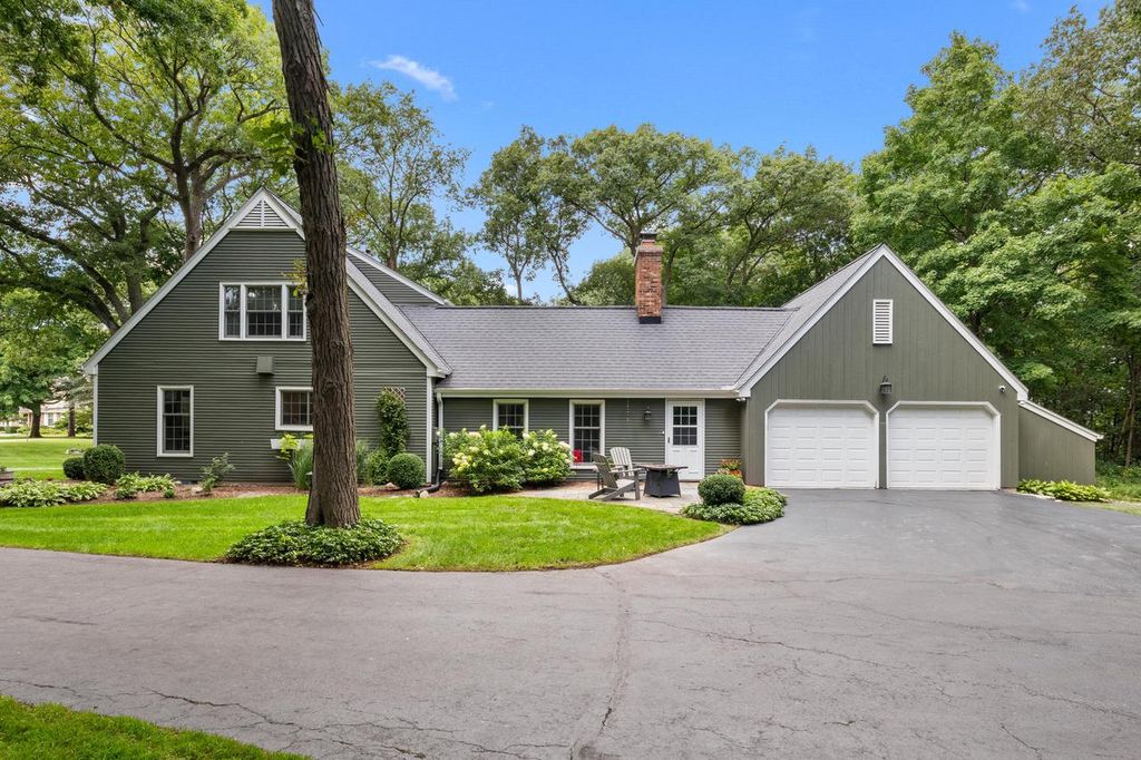 N63W29784 Woodfield COURT, Hartland, WI 53029