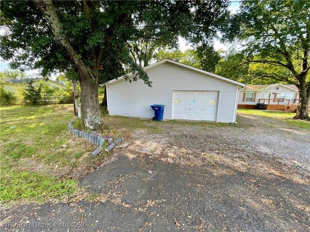 1114 Dogwood Street, Muldrow, OK 74948