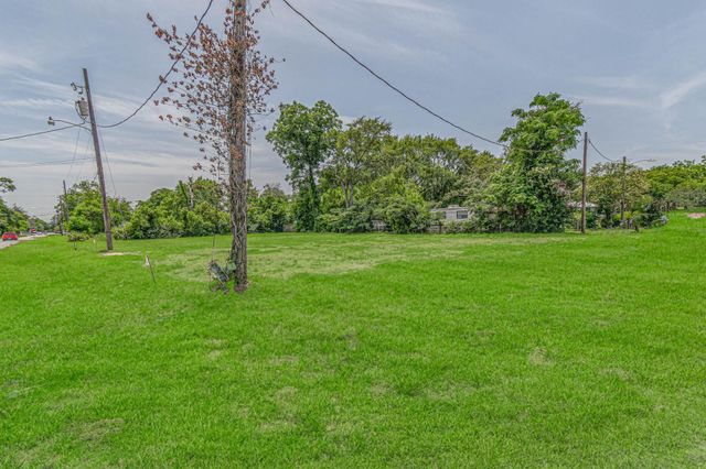 317 Woodson Street, Willis, TX 77378
